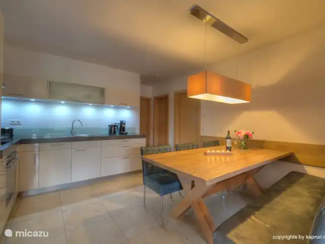 appartement huren in Oostenrijk, Salzburgerland, Kaprun – Kaprun Mountain Resort TopB14 De ruime keuken en eettafel.