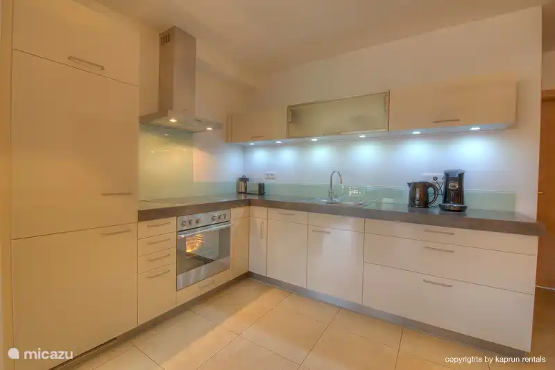 La hermosa cocina totalmente equipada.