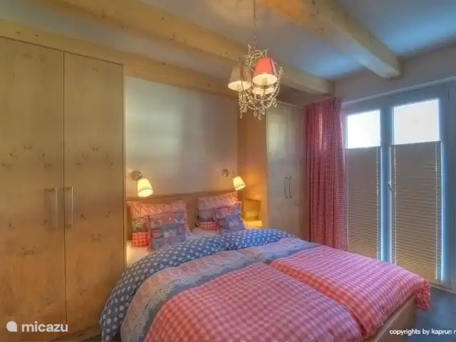 Location de Vacances Autriche, Salzburgerland, Kaprun, appartement - Kaprun Mountain Resort TopC3 Cette chambre est également entièrement équipée : salle de bain privée, un lit superposé supplémentaire, beaucoup de lumière et une porte vers l'extérieur.