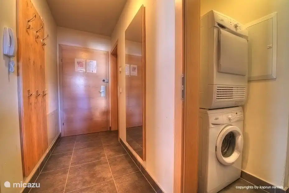 Ihre eigene Waschmaschine und Trockner. Geräumige Halle mit extra WC und einem großen Spiegel.