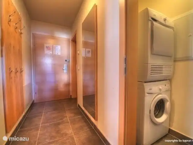 Location de Vacances Autriche, Salzburgerland, Kaprun, appartement - Kaprun Mountain Resort TopC3 Votre propre laveuse et sécheuse. Hall spacieux avec toilettes supplémentaires et un grand miroir.