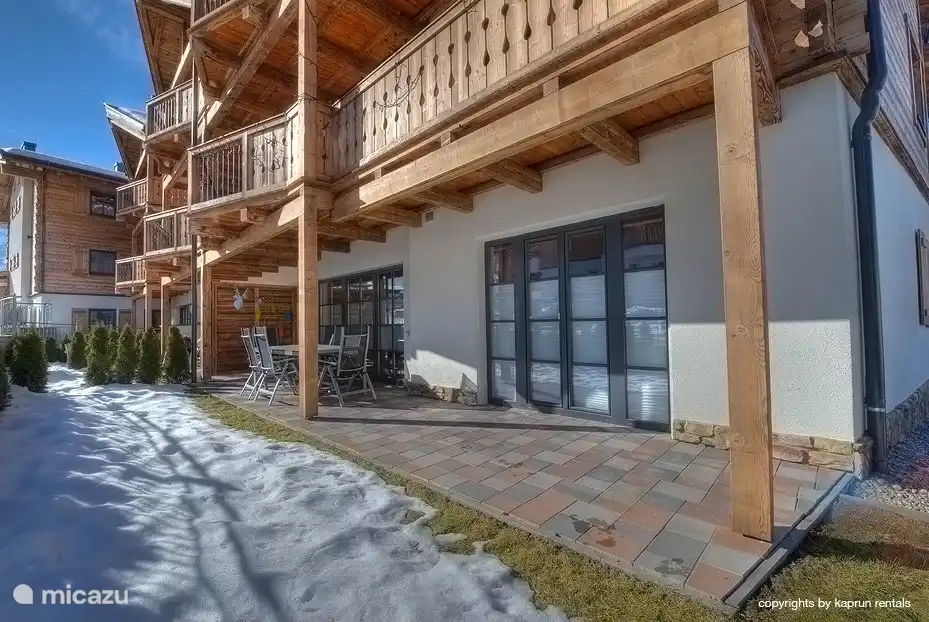 Ihre Außenterrasse, direkt zugänglich vom Wohnzimmer und Schlafzimmer.