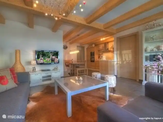 Location de Vacances Autriche, Salzburgerland, Kaprun, appartement - Kaprun Mountain Resort TopC3 Une autre vue du salon attrayant, avec cuisine ouverte et table à manger