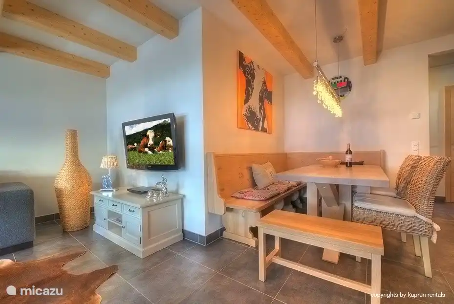 Genug Platz am Tisch mit einer großen Gruppe gemütlich zusammen zu sitzen