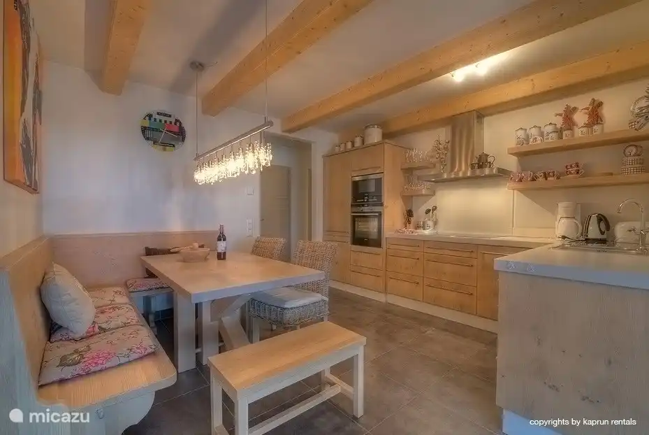 Große Küche, komplett ausgestattet. Sie können Ihre köstlichen Speisen direkt auf den Tisch legen!