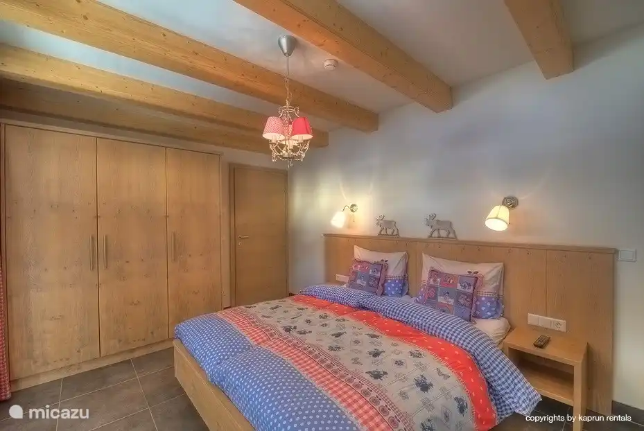 Große Schränke, ein eigenes Badezimmer, ein großes Bett und schönes Licht.