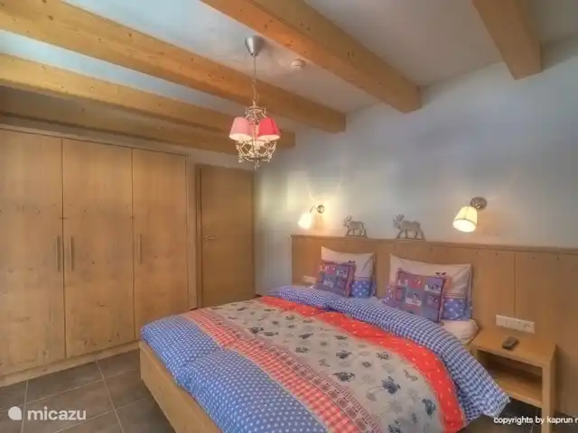 Location de Vacances Autriche, Salzburgerland, Kaprun, appartement - Kaprun Mountain Resort TopC3 Encore cette chambre : de grands placards, votre propre salle de bain, un grand lit et une belle lumière du jour.