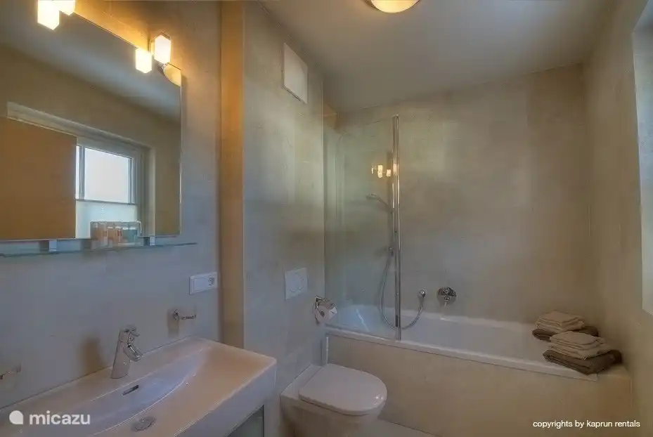 Luxuriöse Badezimmer mit Badewanne.