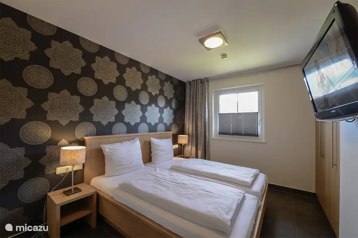 3 slaapkamers, ieder met eigen badkamer.