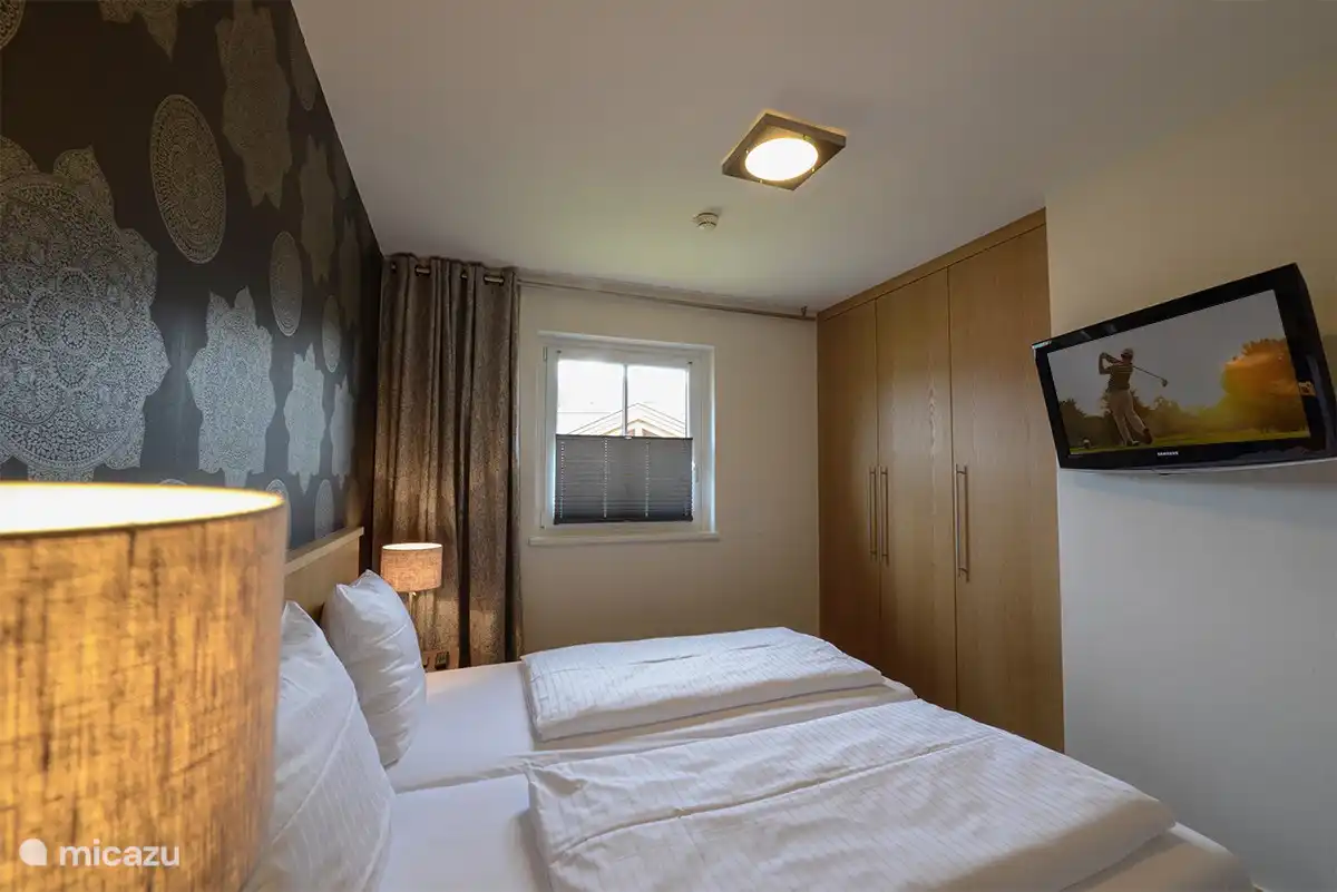 3 slaapkamers, ieder met eigen badkamer.