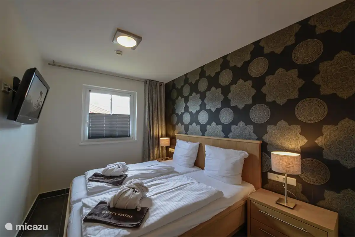 Nog één van de slaapkamers, waar het heerlijk uitrusten is en de badkamer binnen handbereik.