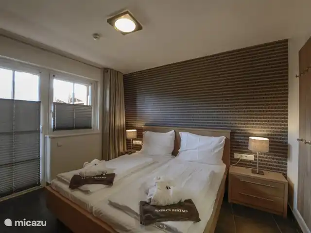 Kaprun Mountain Resort TopD19 | Autriche, Salzburgerland, Kaprun - appartement La chambre principale a un accès direct à un balcon privé.