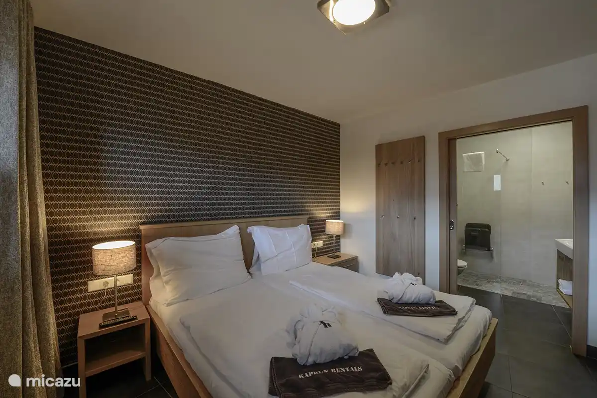 De grootste slaapkamer heeft direct toegang tot een eigen balkon.