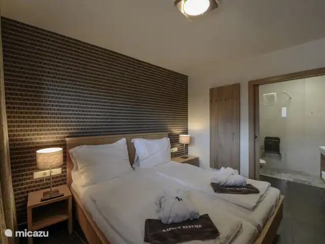 Kaprun Mountain Resort TopD19 | Autriche, Salzburgerland, Kaprun - appartement La chambre principale a un accès direct à un balcon privé.