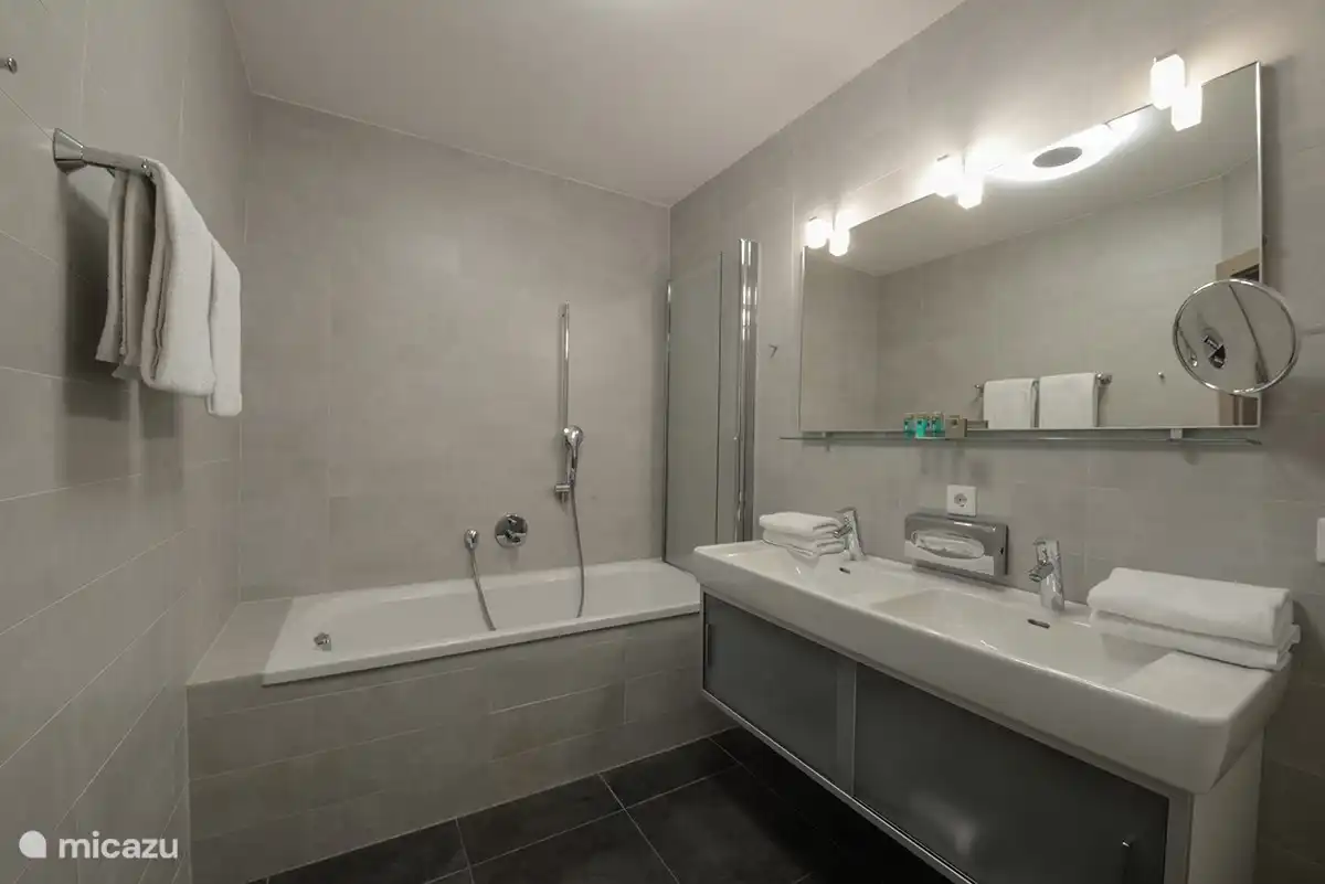 3 luxe badkamers. Of u nu van douchen houdt, of meer van lekker in bad liggen, alles is mogelijk.