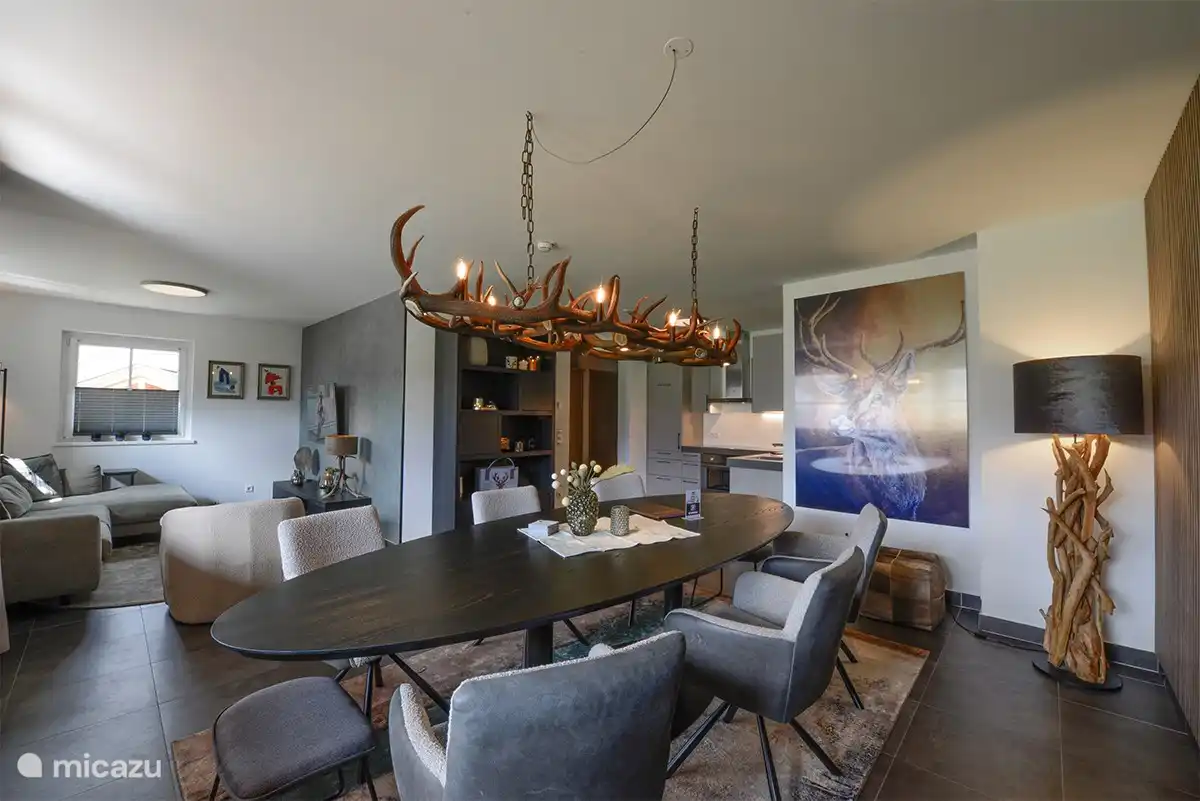 Veel ruimte, licht & luxe in de prachtige woonkamer. 