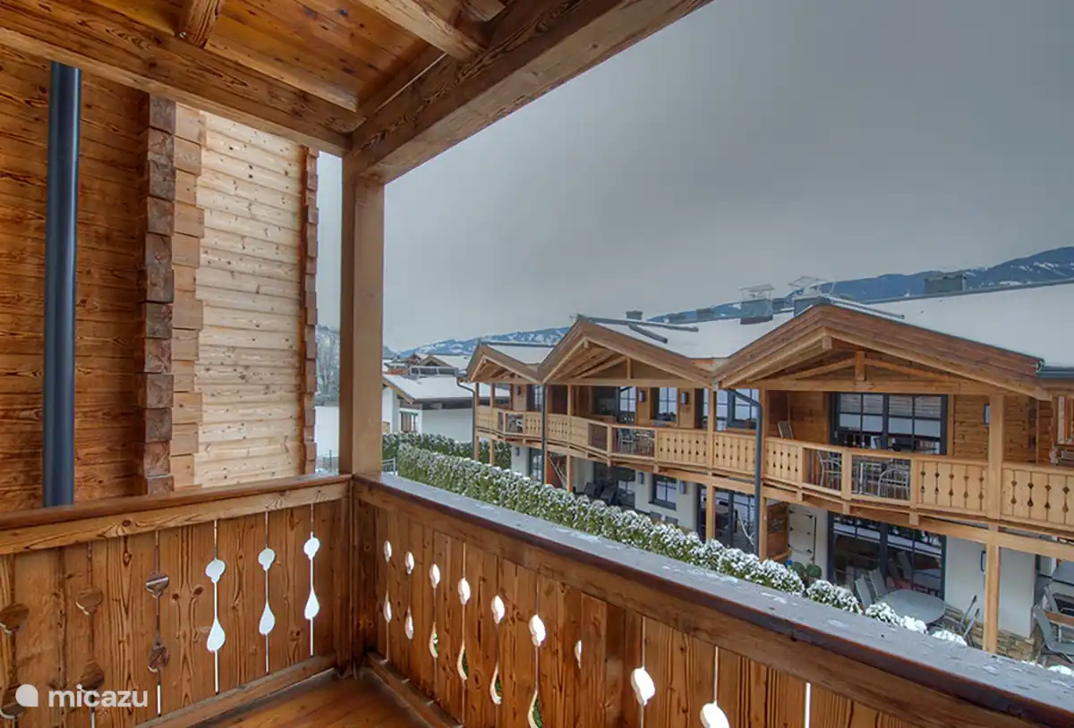 Het appartement heeft 2 balkons. Deze is het kleinere balkon bij de grootste slaapkamer. Vanuit de woonkamer heeft U toegang tot het grootste balkon.