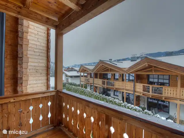 Kaprun Mountain Resort TopD19 | Autriche, Salzburgerland, Kaprun - appartement L'appartement dispose de 2 balcons. C'est le petit balcon de la chambre principale. Depuis le salon, vous avez accès au plus grand balcon.