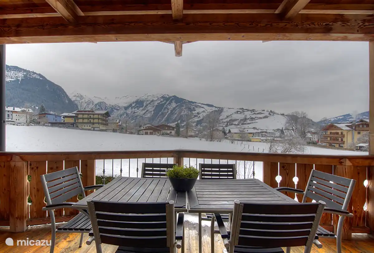 Het prachtige uitzicht vanaf het balkon, in de winter.
