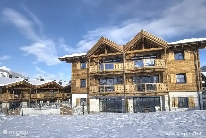 Het prachtige appartementencomplex Kaprun Mountain Resort waarin uw appartement zich bevindt.