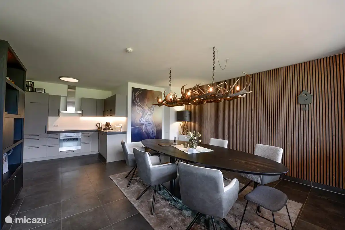 De grote tafel en keuken zijn ideaal voor samen genieten van een heerlijke maaltijd of borrel.