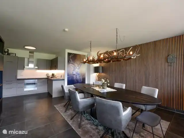 Kaprun Mountain Resort TopD19 | Autriche, Salzburgerland, Kaprun - appartement La grande table et la cuisine sont idéales pour savourer un délicieux repas ou une boisson ensemble.