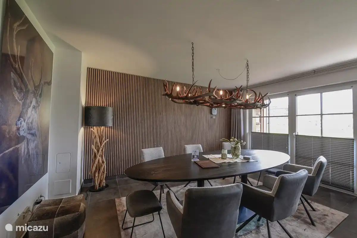 De prachtige grote tafel in de woonkamer.