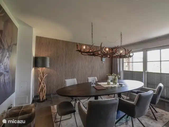 Kaprun Mountain Resort TopD19 | Autriche, Salzburgerland, Kaprun - appartement La belle grande table du salon.