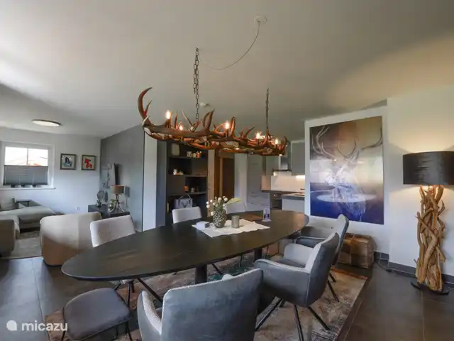 Kaprun Mountain Resort TopD19 | Autriche, Salzburgerland, Kaprun - appartement Un autre regard sur la table luxueuse, maintenant vers le grand canapé du coin détente avec TV.