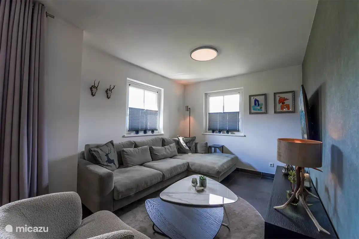 Heerlijk relaxen op de luxe bank in de TV/relax hoek.