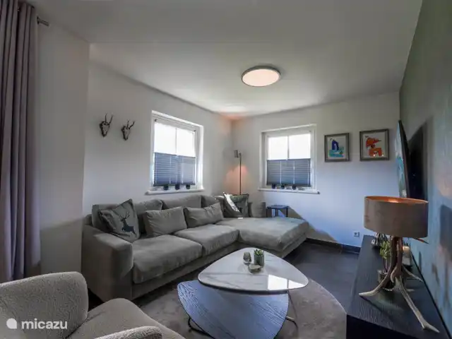 Kaprun Mountain Resort TopD19 | Autriche, Salzburgerland, Kaprun - appartement Détendez-vous sur le canapé luxueux du coin TV/relax.