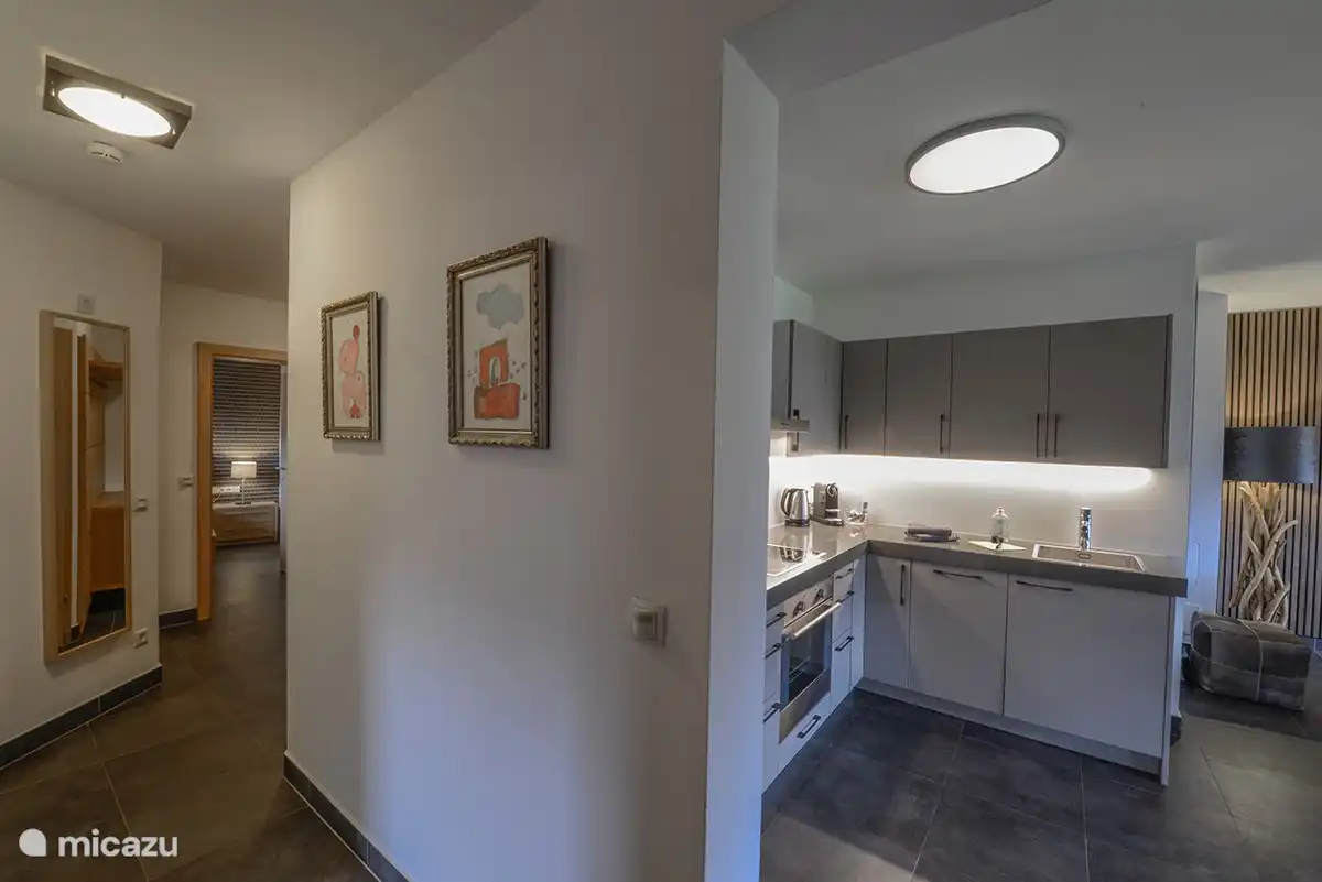 De keuken en de gang met de slaapkamers.