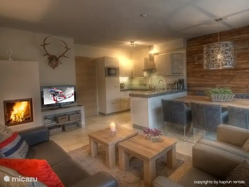 Genießen Sie im Wohnzimmer mit Kamin, schöne Sitzecke, Essbereich und Küche.
