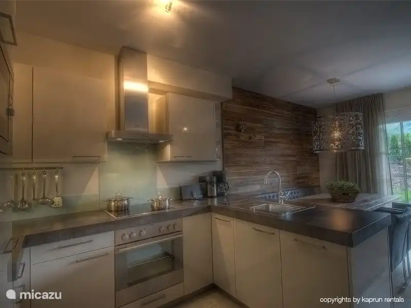 Luxus-Küche mit viel Stauraum und komplett ausgestattet.