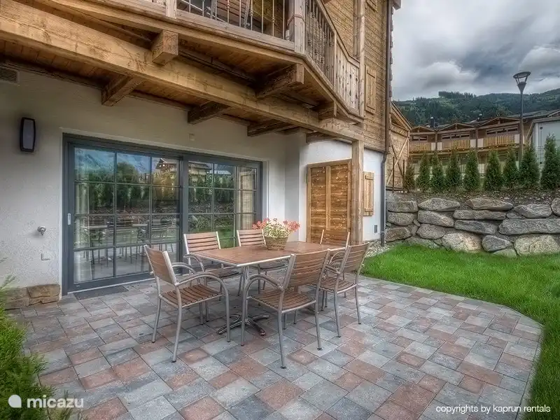 Große Terrasse nach Süden ausgerichtet. Im Sommer kann man draußen essen. Im Winter tauchen können Sie ganz einfach in den Schnee tauchen!