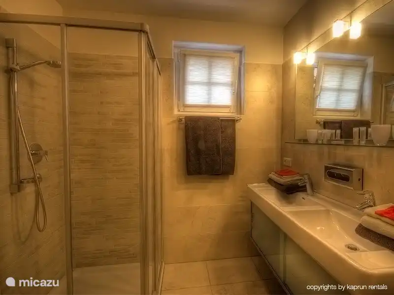 Sie haben zwei schöne, luxuriöse Badezimmer, direkt nebeneinander. Gibt es ein besetzt, können Sie zu einem anderen springen.