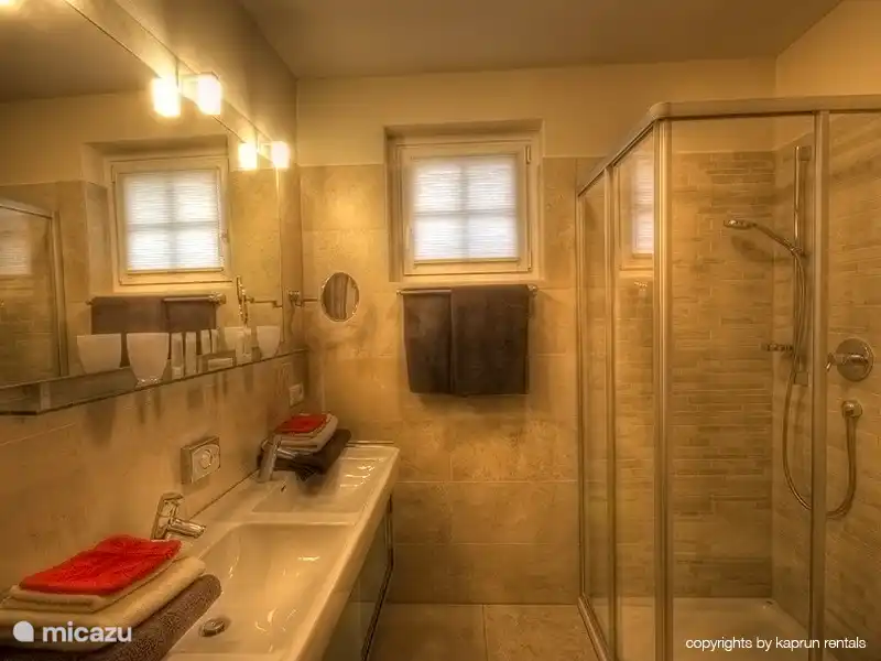 Sie haben zwei schöne, luxuriöse Badezimmer, direkt nebeneinander. Gibt es ein besetzt, können Sie zu einem anderen springen.