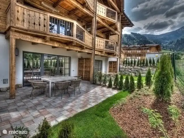 appartement huren in Oostenrijk, Salzburgerland, Kaprun – Kaprun Mountain Resort TopD7 U heeft een ruim terras met een adembenemend uitzicht.