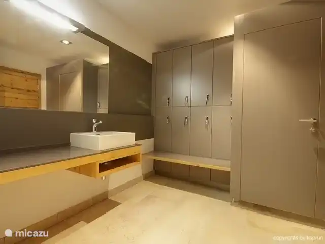 appartement huren in Oostenrijk, Salzburgerland, Kaprun – Kaprun Mountain Resort TopD7 Luxe kleedkamers met lockers