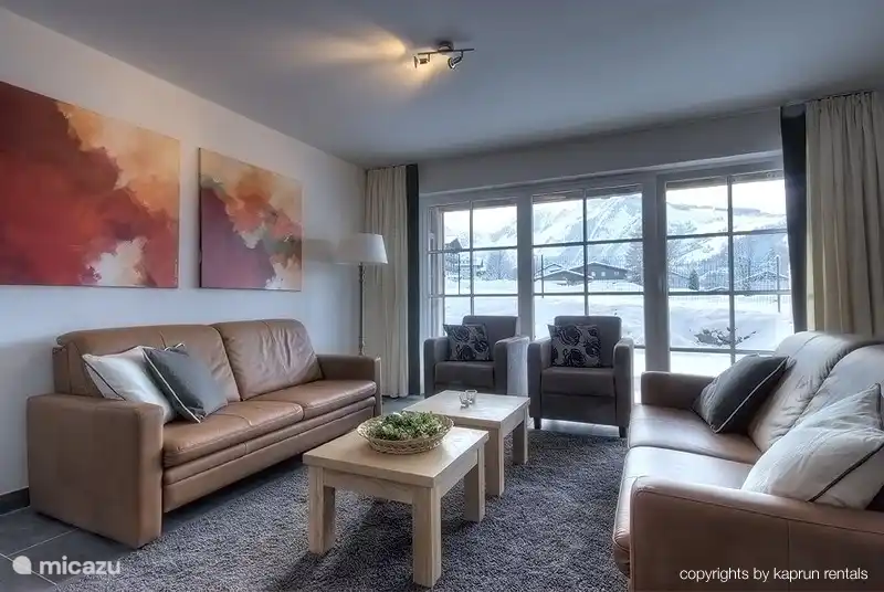 Entspannen Sie sich und das Wohnzimmer zu genießen, mit einem schönen Blick nach draußen.