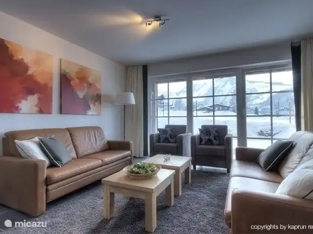 appartement huren in Oostenrijk, Salzburgerland, Kaprun – Kaprun Mountain Resort TopD7 Heerlijk vertoeven in de woonkamer, met een prachtig uitzicht naar buiten.