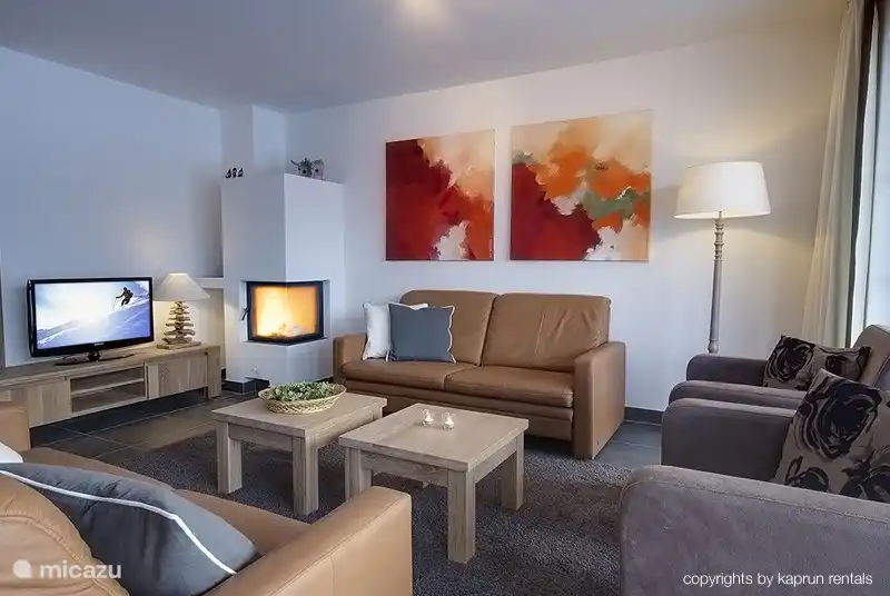 Viel Platz, aber auch Wärme und der Kamin ergänzt die gemütliche Atmosphäre.