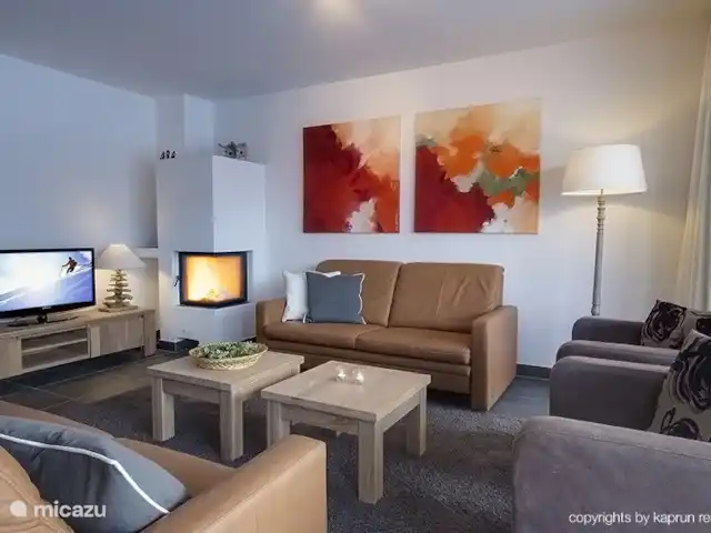 appartement huren in Oostenrijk, Salzburgerland, Kaprun – Kaprun Mountain Resort TopD7 Veel ruimte, maar ook warmte en de open haard draagt bij aan die gezellige sfeer.