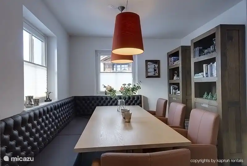 Nehmen Sie Platz am großen Tisch alle zusammen lecker zu essen.