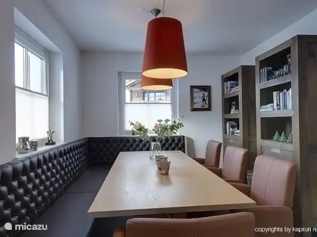 appartement huren in Oostenrijk, Salzburgerland, Kaprun – Kaprun Mountain Resort TopD7 Neem plaats aan de grote eettafel om heerlijk met z'n allen te eten.
