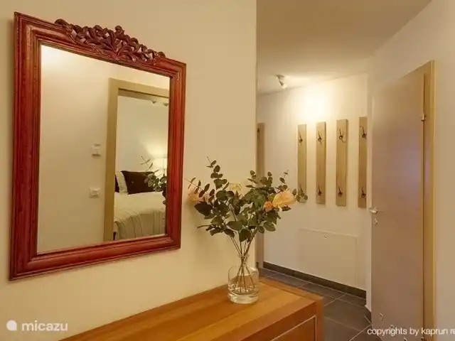 appartement huren in Oostenrijk, Salzburgerland, Kaprun – Kaprun Mountain Resort TopD7 De hal met voldoende mogelijkheden om uw kleding op te hangen na een heerlijke dag op de piste.