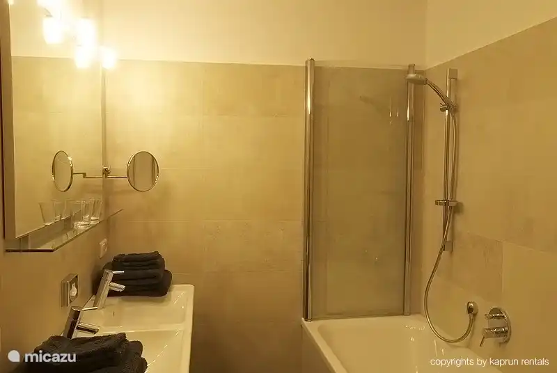 Mögen Sie Duschen oder liegt bevorzugen Sie ein Bad? Mit drei Badezimmern, gibt es für jeden etwas dabei!