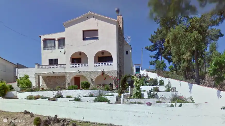 Die Villa besteht aus 2 großen Etage des