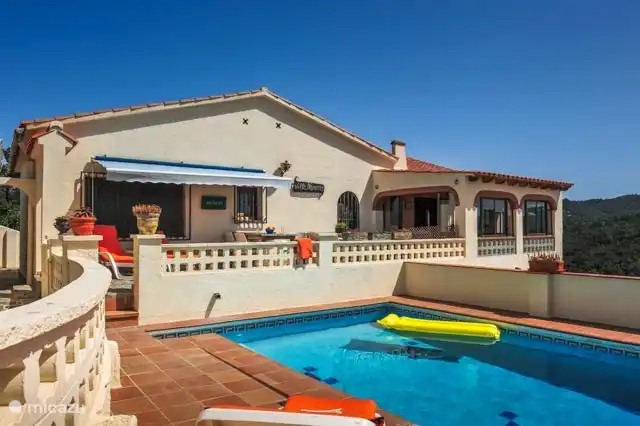 Schöne Poolterrasse mit Meerblick