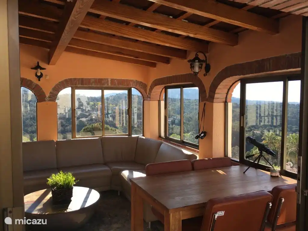 Wintergarten mit Blick auf das Meer und die Berge und Schwimmbad 